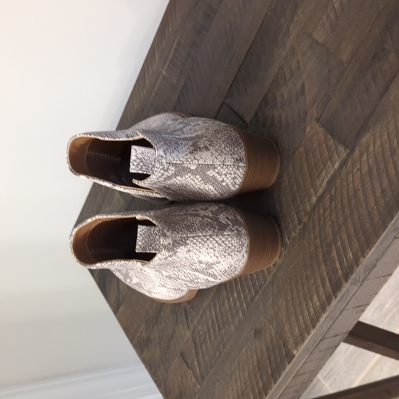 NEW Universal Thread Snakeskin Booties - Picture 3 of 5